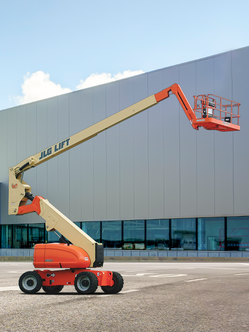 podnośnik koszowy jlg 800aj przy hali