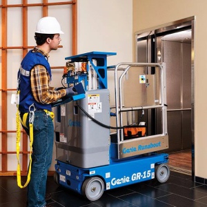 genie gr 15 z operatorem podczas wjazdu do windy
