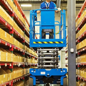 genie gs 4047 podczas przejazdu między regałami z operatorem w koszu