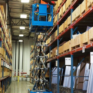 genie gs 4047 z rozłożonymi nożycami w magazynie