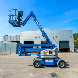 Genie Z45/24 J DC z podniesionym koszem