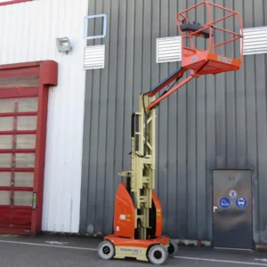 jlg toucan 10e-l z podniesionym koszem